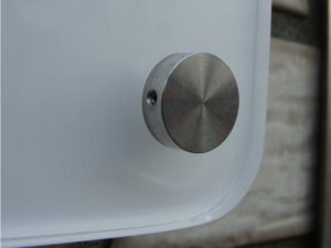 Edelstahlkappe für Acrylglasschild im Detail