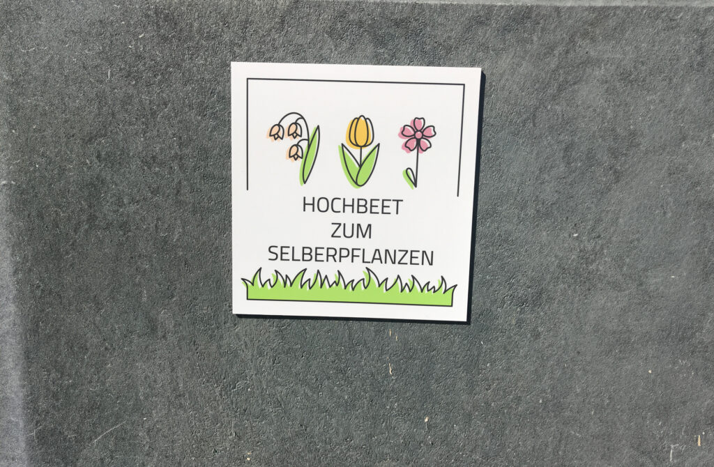 Beschriftetes Schild für ein Hochbeet, Außenbereich