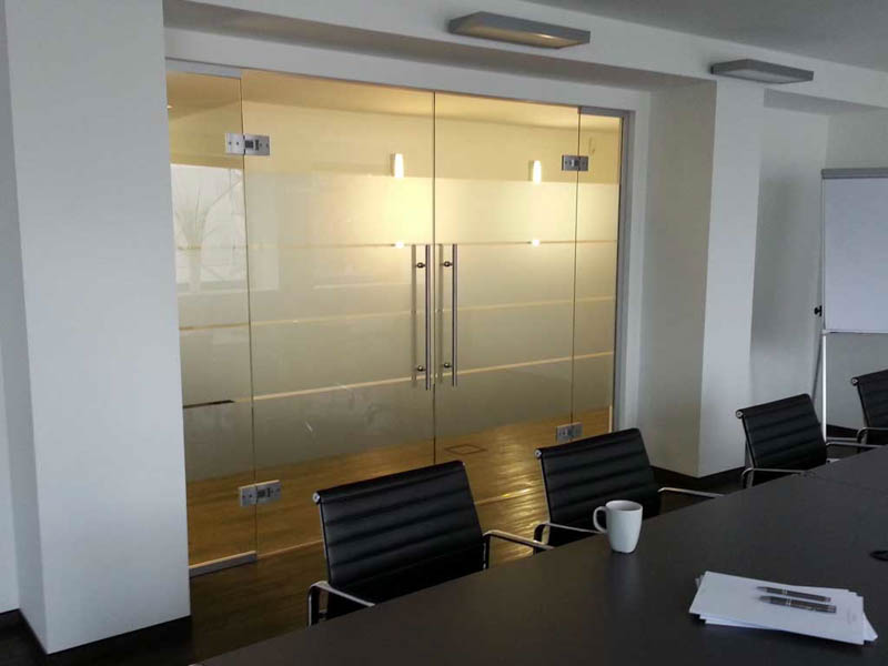 Sichtschutzfolie im Konferenzraum einer Anwaltskanzlei, Düsseldorf