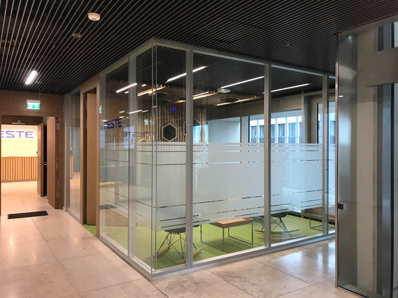 Sichtschutzverklebung auf Glaswand, Büro oder Praxis Düsseldorf