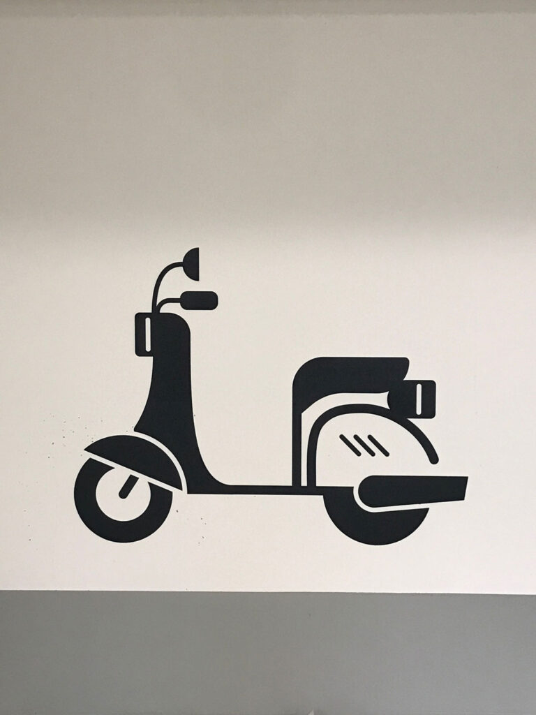 Wandbeschriftung mit Schablonenfolie, Motiv Motorroller